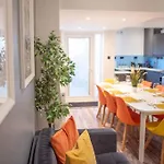 8 Bed, Comfortably Sleeps 10, 3 Bath House, 5 Mins Centre Tatil Evi Manchester