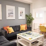 8 Bed, Comfortably Sleeps 10, 3 Bath House, 5 Mins Centre Tatil Evi *