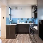 8 Bed, Comfortably Sleeps 10, 3 Bath House, 5 Mins Centre Manchester