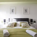 8 Bed, Comfortably Sleeps 10, 3 Bath House, 5 Mins Centre Tatil Evi *
