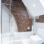 8 Bed, Comfortably Sleeps 10, 3 Bath House, 5 Mins Centre Manchester
