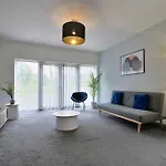 Free Parking - Spacious 2-br Close To Salford Royal * Manchester
