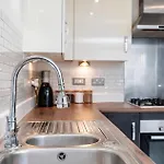 6 Guests - 3 Bedrooms - Free Wi-fi - *
