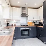6 Guests - 3 Bedrooms - Free Wi-fi - Holiday home