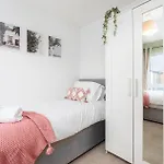 6 Guests - 3 Bedrooms - Free Wi-fi - Holiday home
