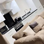Luxury 2 Bedroom In Centre - Free Parking Apartmán