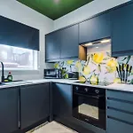 Salford Sanctuary 5 Bed House * Manchester