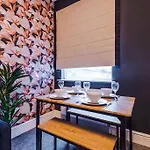 Salford Sanctuary 5 Bed House Ferienhaus *