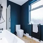 Salford Sanctuary 5 Bed House *