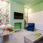 5 Bed Salford Sanctuary Retreat *