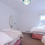 5 Bed Salford Sanctuary Retreat Holiday home