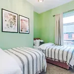 5 Bed Salford Sanctuary Retreat Holiday home *