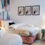 5 Bed Salford Sanctuary Retreat Holiday home