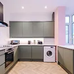 5 Bed Salford Sanctuary Retreat Holiday home Manchester