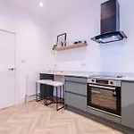 5 Bed Salford Sanctuary Retreat Holiday home *