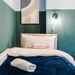 5 Bed Salford Sanctuary Retreat Holiday home