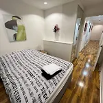 Spacious 2 Bedroom Flat Stunning Waterside View *
