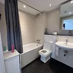 Spacious 2 Bedroom Flat Stunning Waterside View * Manchester