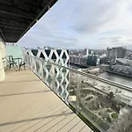 Spacious 2 Bedroom Flat Stunning Waterside View
