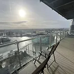 Spacious 2 Bedroom Flat Stunning Waterside View Daire