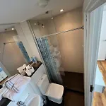 Spacious 2 Bedroom Flat Stunning Waterside View Daire Manchester