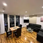 Spacious 2 Bedroom Flat Stunning Waterside View Daire Manchester