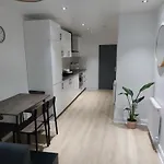 Daire Bankwell Street Two Bedroom -apartment With Parking