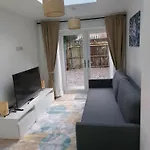 Bankwell Street Two Bedroom -apartment With Parking Daire *