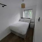 Bankwell Street Two Bedroom -apartment With Parking *