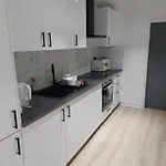 Bankwell Street Two Bedroom -apartment With Parking Daire Manchester