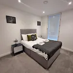 Trafford Modern 1 Bed With Cinema Lägenhet