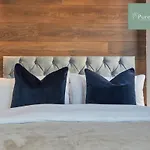 Holiday home Fabulous House - 5 Beds Sleeps 8 - Free Parking - By Purestay