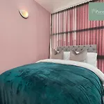 Fabulous House - 5 Beds Sleeps 8 - Free Parking - By Purestay *