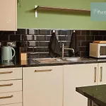 Fabulous House - 5 Beds Sleeps 8 - Free Parking - By Purestay Holiday home *