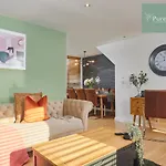 Holiday home Fabulous House - 5 Beds Sleeps 8 - Free Parking - By Purestay
