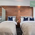 Fabulous House - 5 Beds Sleeps 8 - Free Parking - By Purestay Holiday home