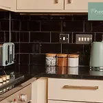 Holiday home Fabulous House - 5 Beds Sleeps 8 - Free Parking - By Purestay