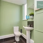 Fabulous House - 5 Beds Sleeps 8 - Free Parking - By Purestay Holiday home Manchester