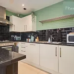 Holiday home Fabulous House - 5 Beds Sleeps 8 - Free Parking - By Purestay