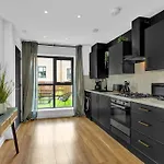 Free Parking Luxury Safari House Manchester
