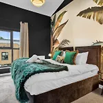 Free Parking Luxury Safari House Manchester