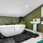 Free Parking Luxury Safari House