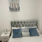 Apartmán 2 Bedroom Flat Close To City, Stadium And Coop Arena *