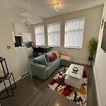 2 Bedroom Flat Close To City, Stadium And Coop Arena Apartmán *