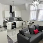 2 Bedroom Flat Close To City, Stadium And Coop Arena * Manchester