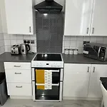 2 Bedroom Flat Close To City, Stadium And Coop Arena Apartmán