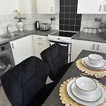 Apartmán 2 Bedroom Flat Close To City, Stadium And Coop Arena *