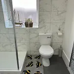 2 Bedroom Flat Close To City, Stadium And Coop Arena Apartmán *