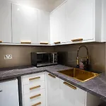 Luxury 6 Bed Near Centre With Cinema & Games 5 Bathrooms Villa