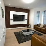 Luxury 6 Bed Near Centre With Cinema & Games 5 Bathrooms Manchester